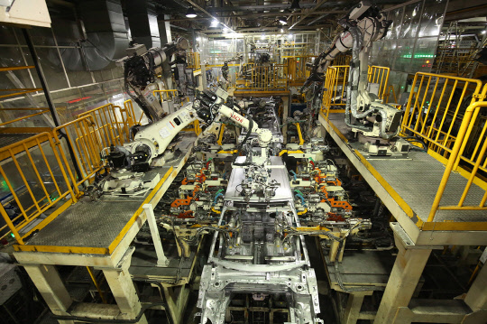 쌍용자동차 평택 공장에서 로봇이 작업을 하고 있는 모습. <쌍용자동차 제공>